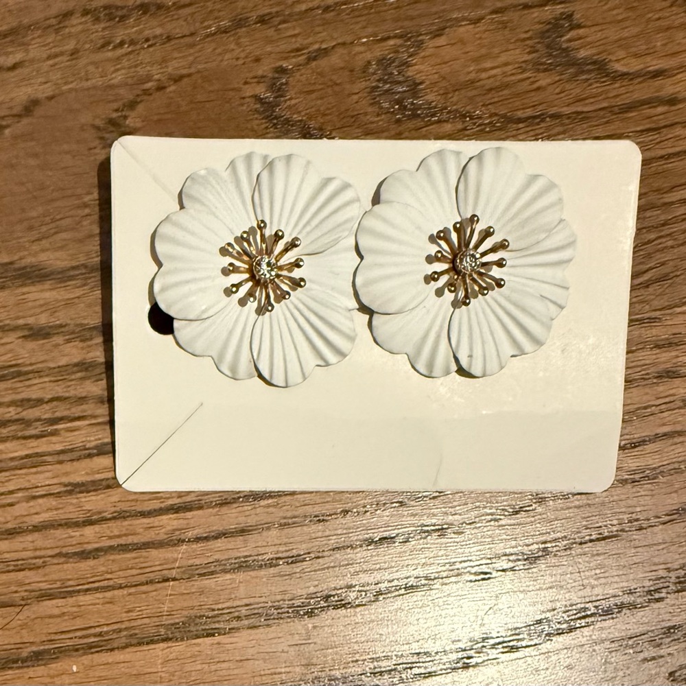 NWOT Elegant White Floral Earrings